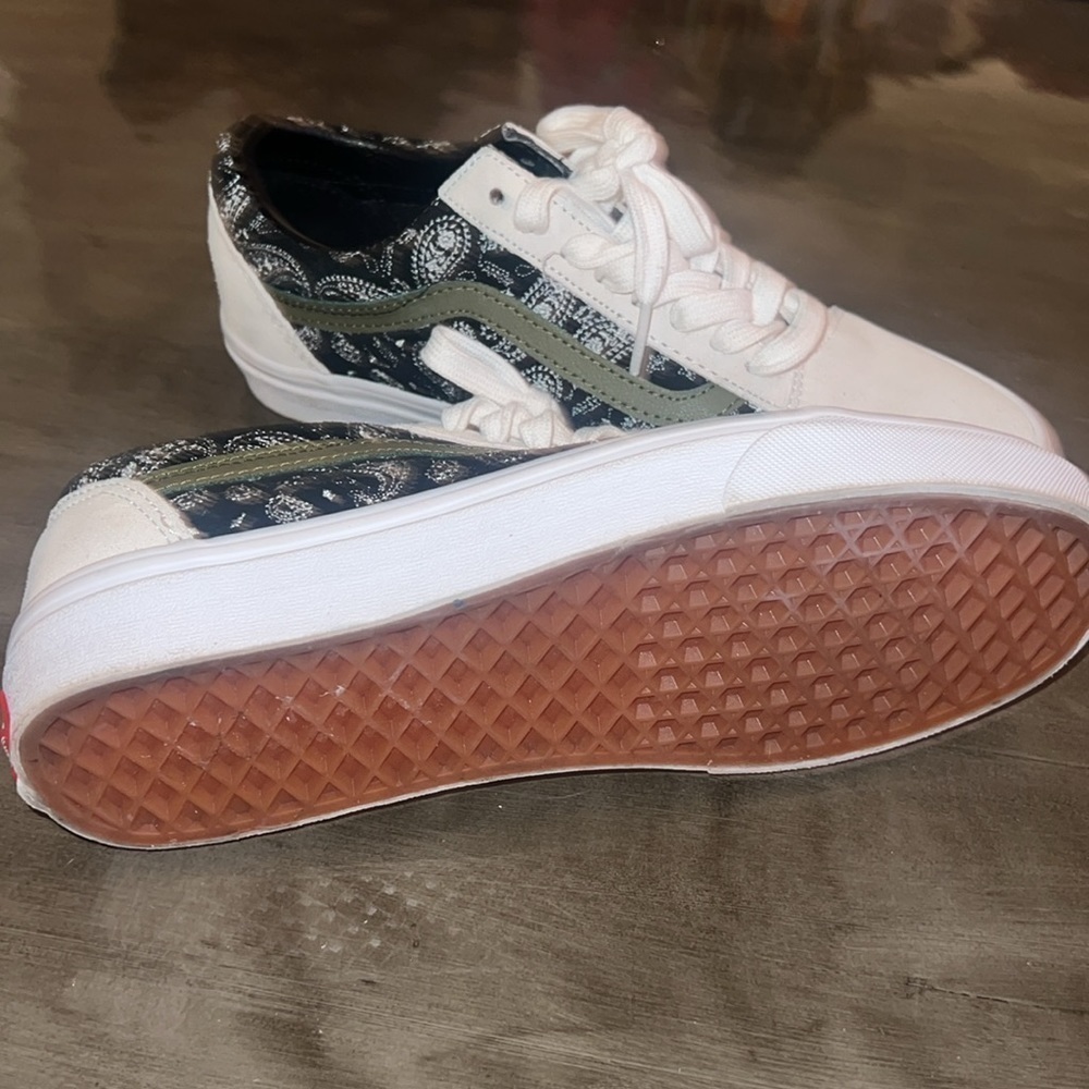 VANS. Green black white paisley print. Size 8. Like New - Picture 5 of 5
